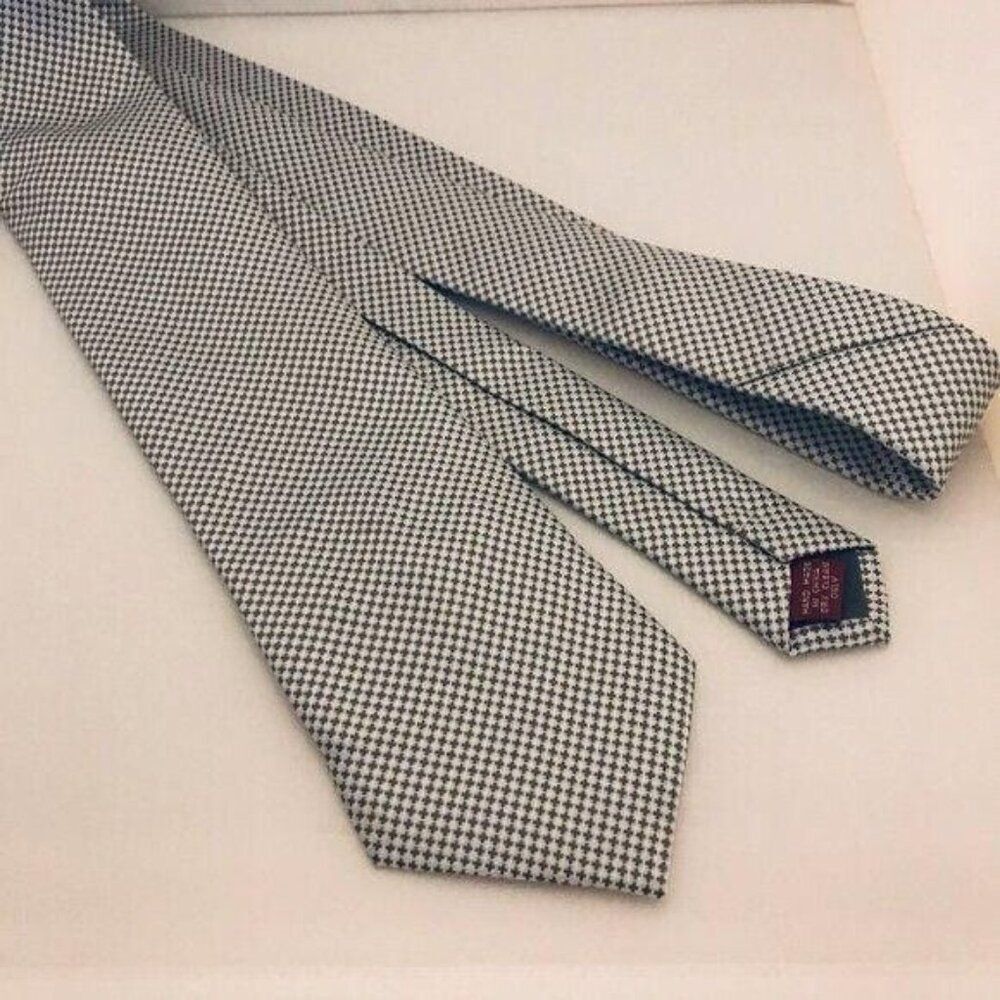 #1700 VINTAGE HENRI CHRISTIAN SILVER SILK NECKTIE 58X3